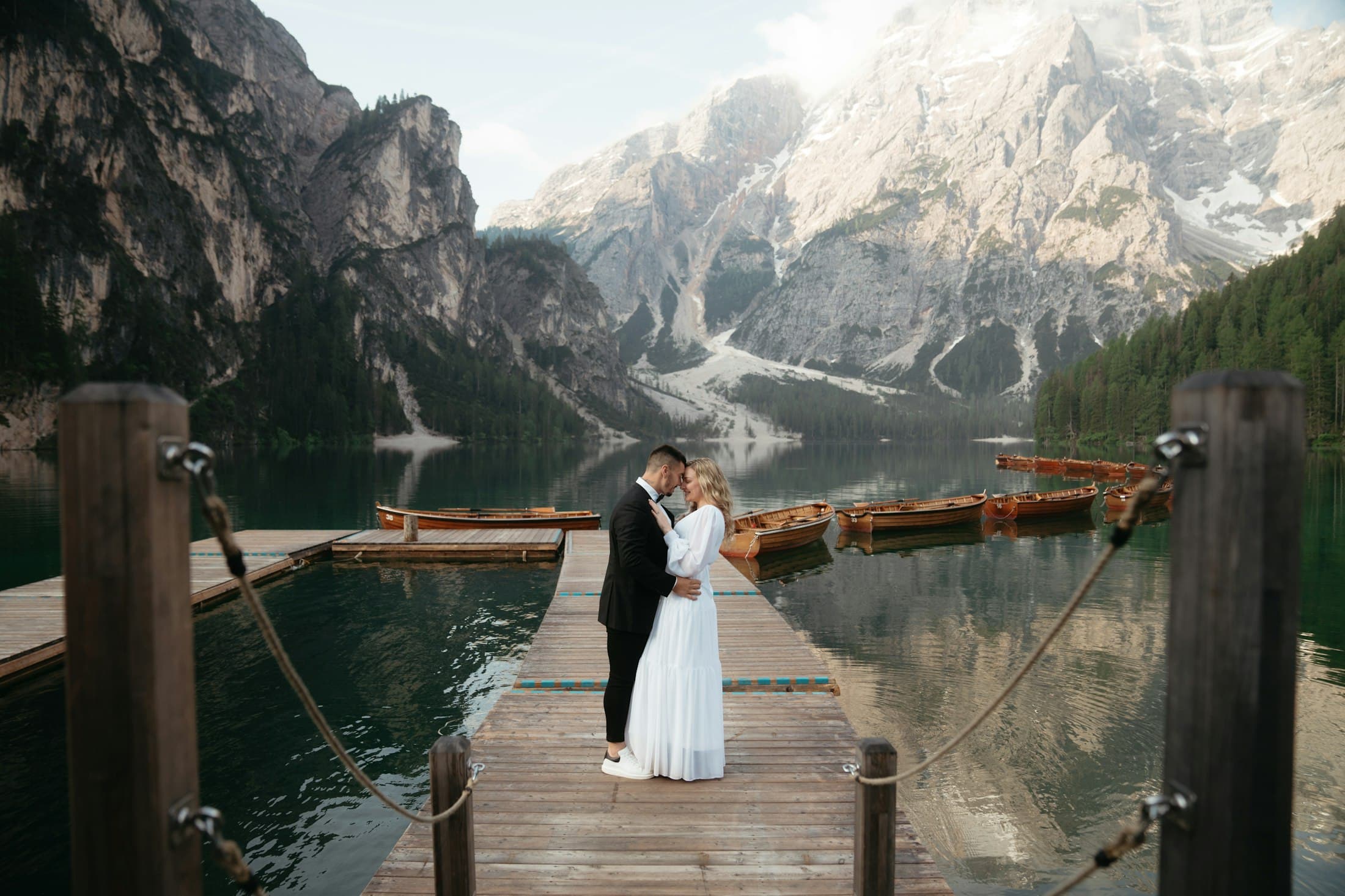 Noivos num pontão de madeira no Lago di Braies, aos pés das Dolomitas