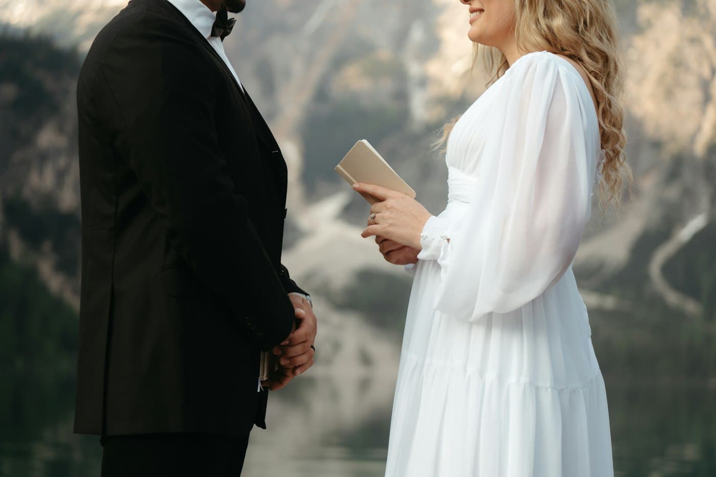 Um casal a ler os votos junto a um lago de montanha