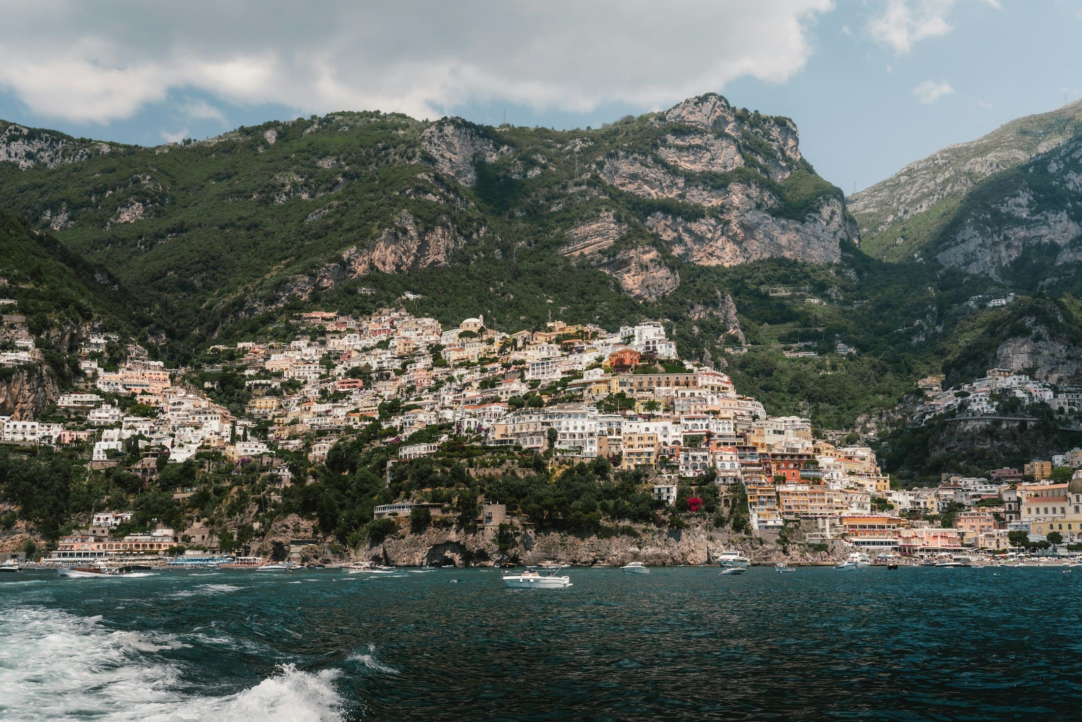 Positano vista dal mare, con le case che salgono sul ripido fianco verde della montagna