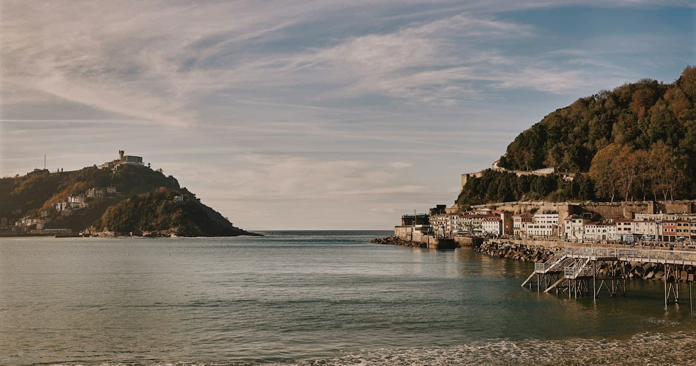 La bahía de San Sebastián con sol de otoño: el monte Igueldo al otro lado del agua y, a la derecha, el monte Urgull y las casas del puerto