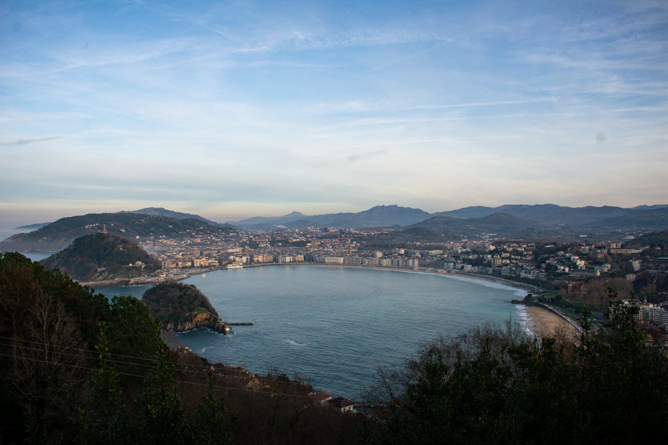 La bahía de La Concha desde el monte Igueldo: la isla de Santa Clara, el monte Urgull y la ciudad a lo largo de la playa