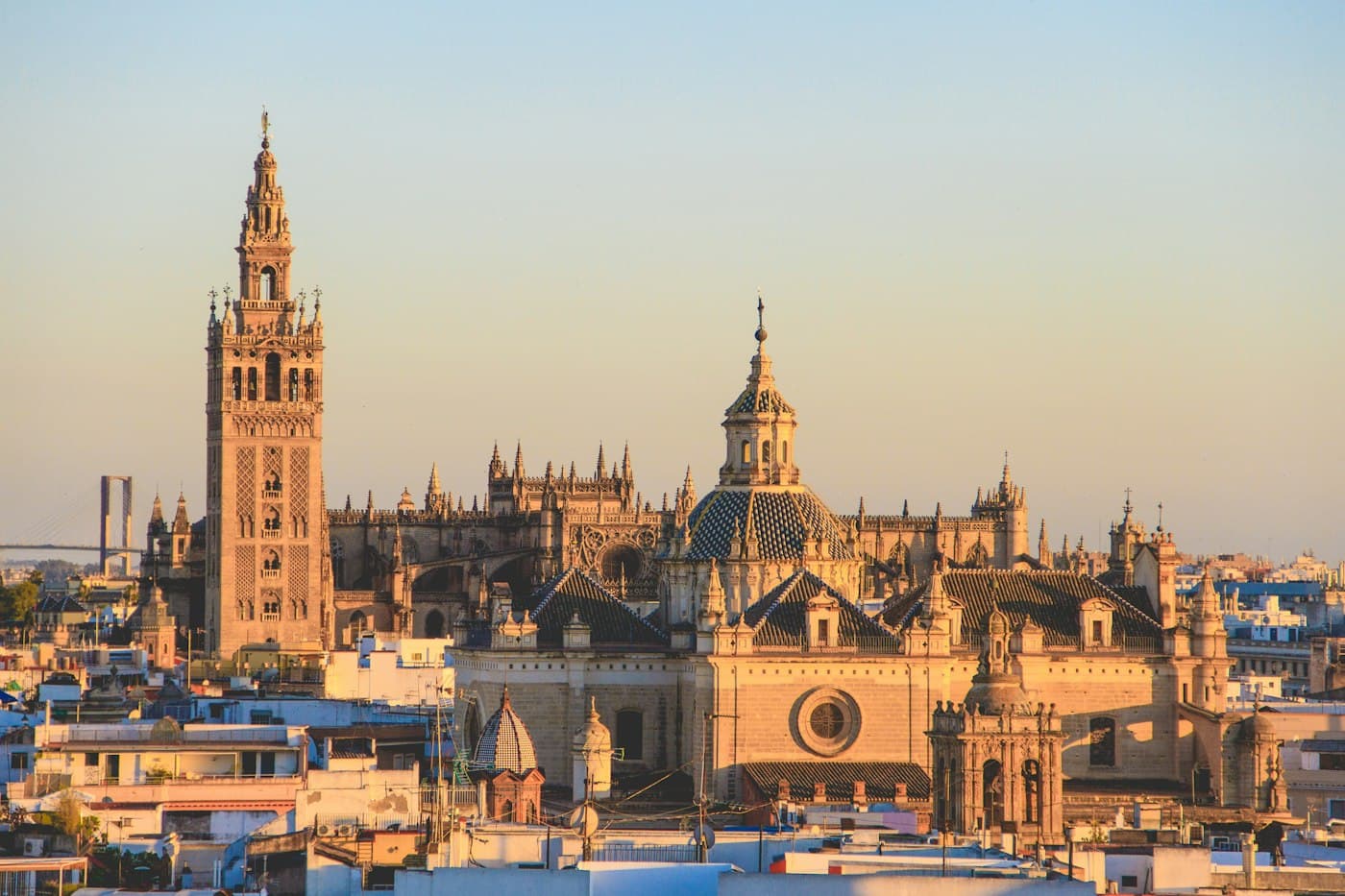 La Giralda y la catedral de Sevilla sobre los tejados de la ciudad con la luz de última hora de la tarde
