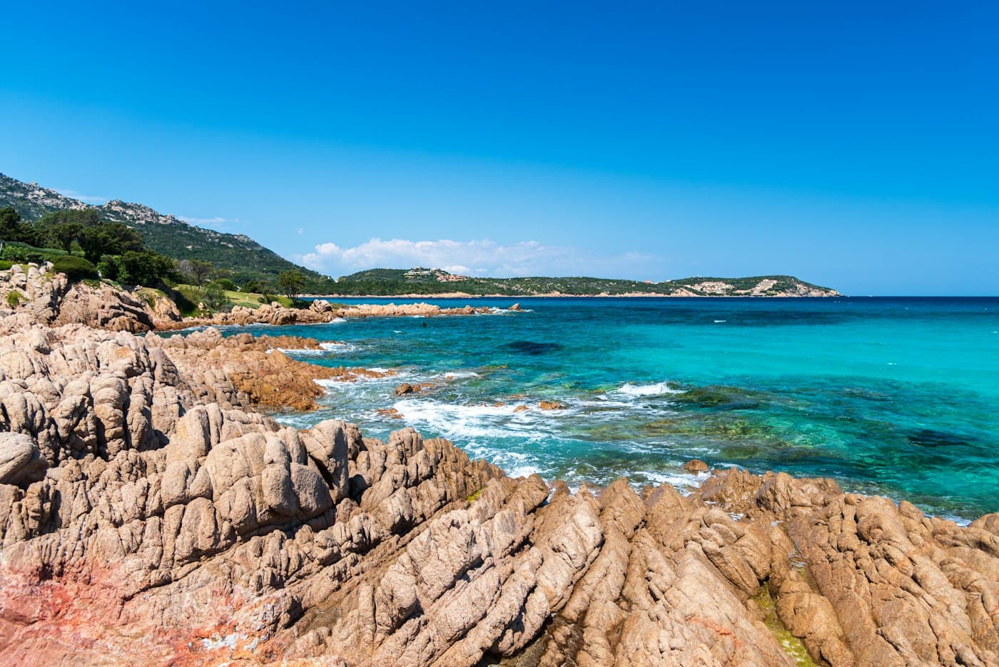 Granitfelsen und türkisfarbenes Meer bei Grande Pevero an der Costa Smeralda