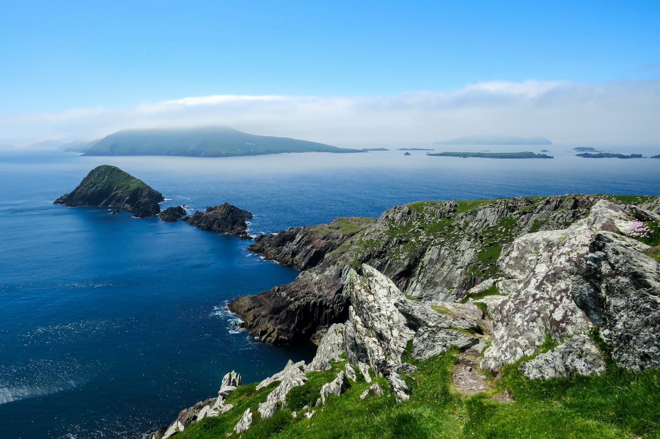 La punta rocciosa di Dunmore Head, sulla penisola di Dingle, con le isole Blasket sullo sfondo sotto una leggera foschia
