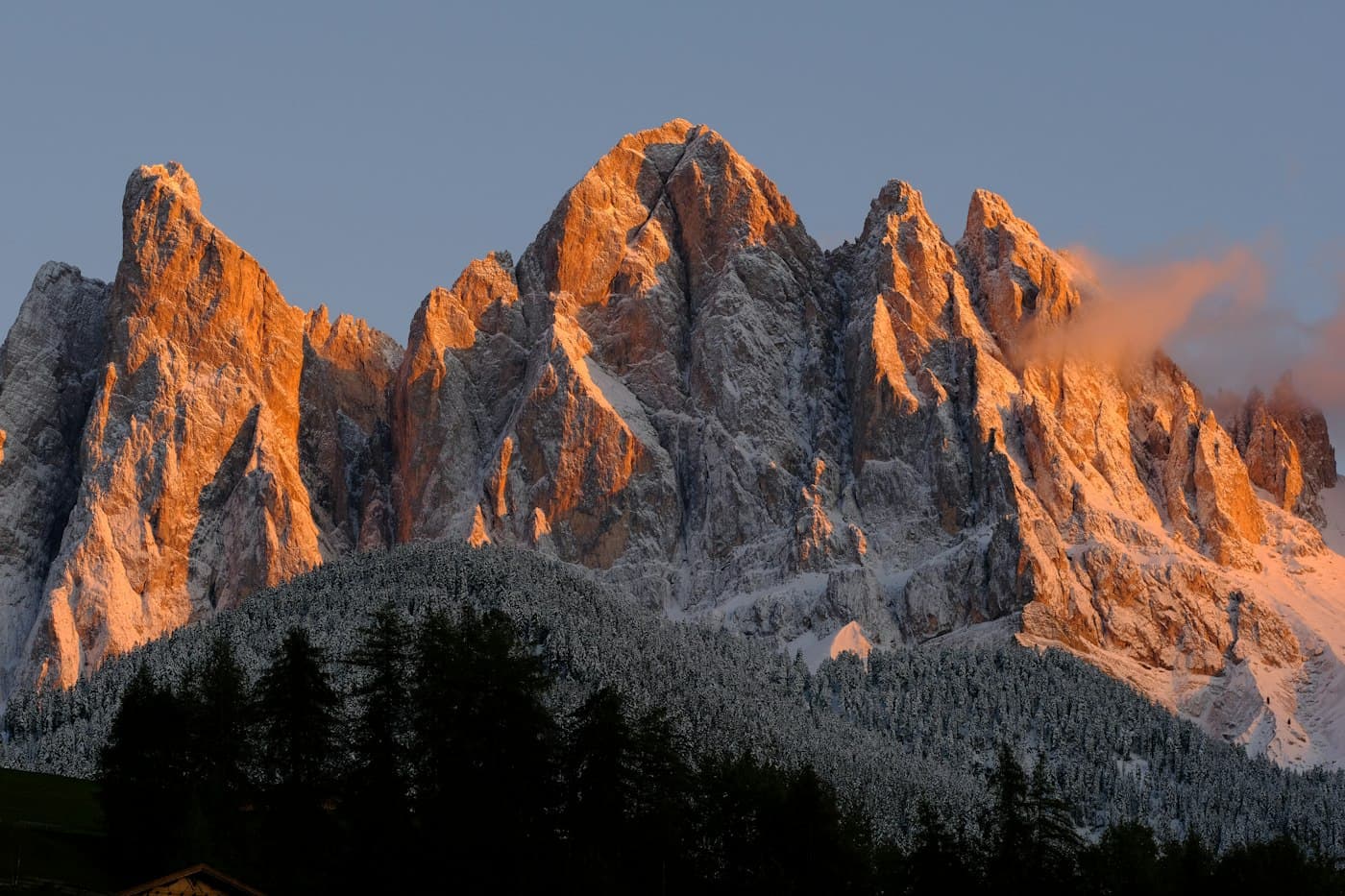 Os picos das Odle a brilhar cor de laranja na hora dourada