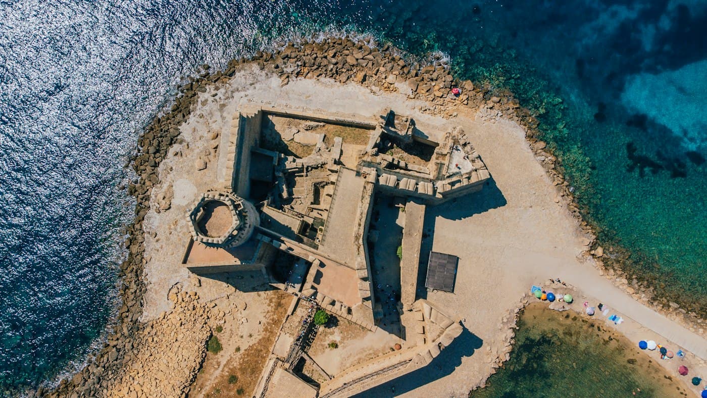 Die Burg von Le Castella von oben, auf einer felsigen Landspitze im Ionischen Meer