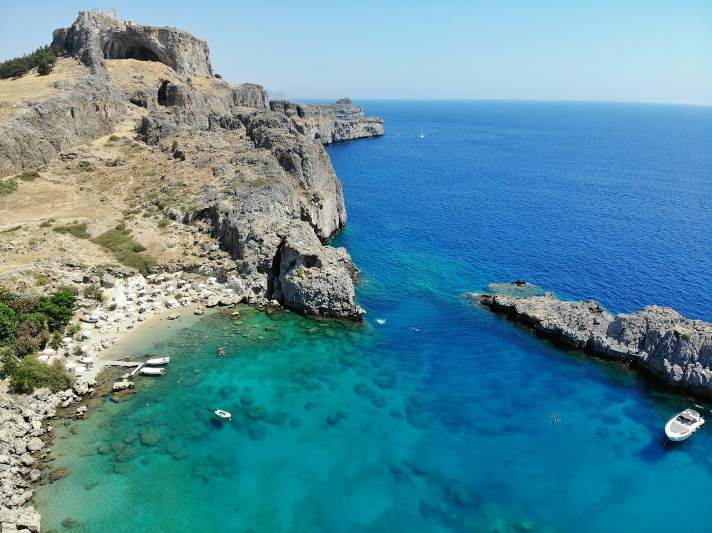 L’eau turquoise de la baie Saint-Paul, au pied des falaises et de l’acropole de Lindos