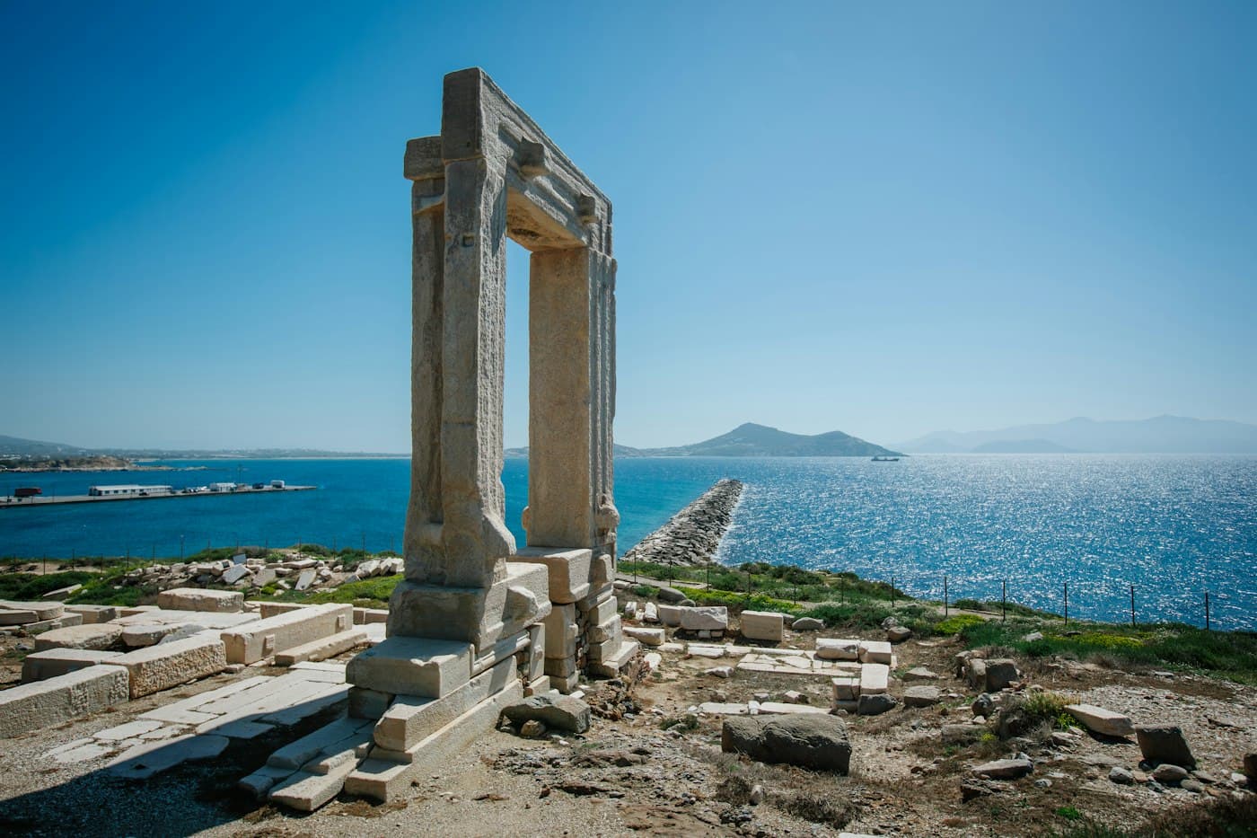 Die Portara, das große Marmortor eines Apollontempels, über dem Meer auf Naxos