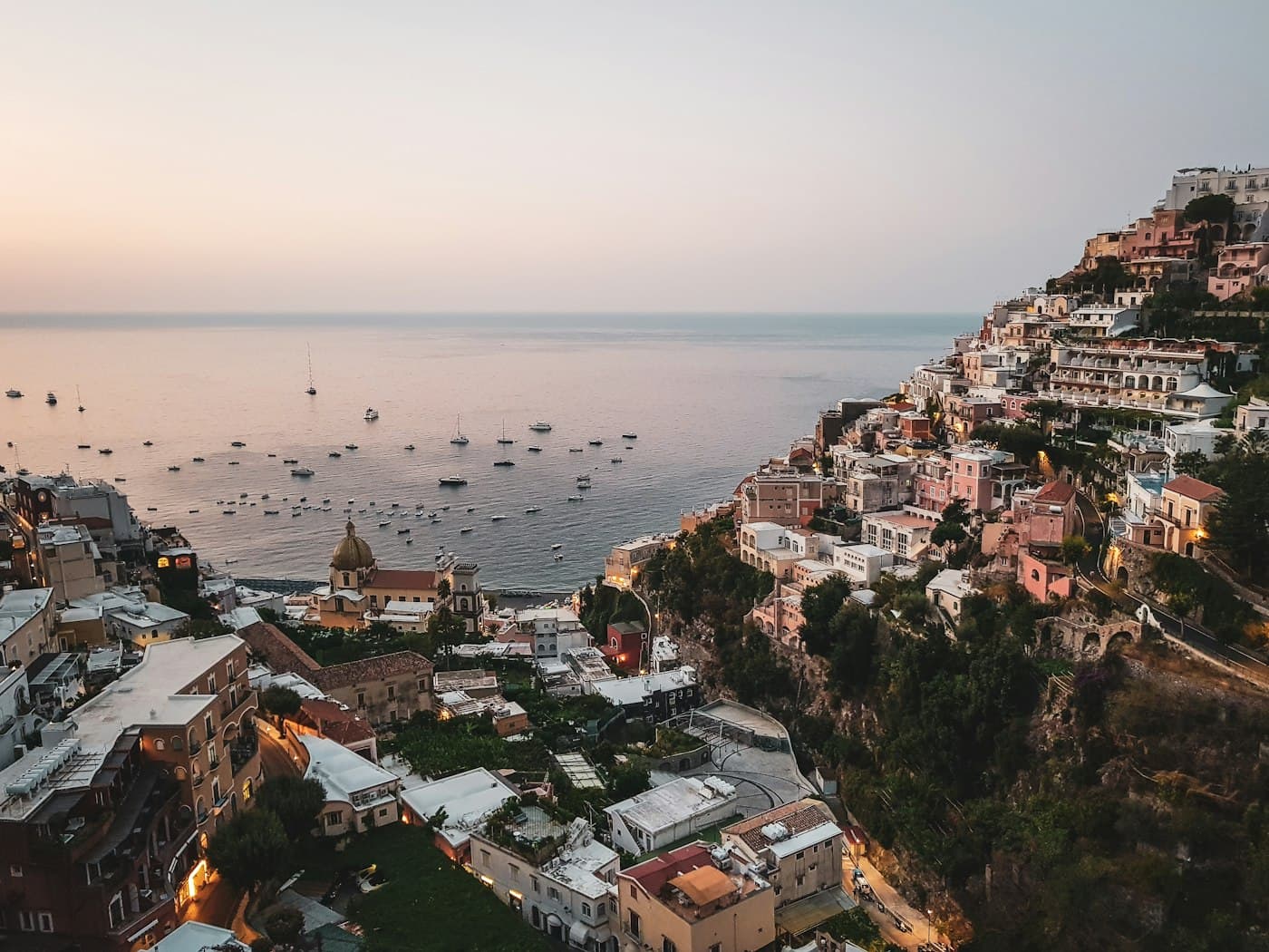Positano e a sua baía ao amanhecer