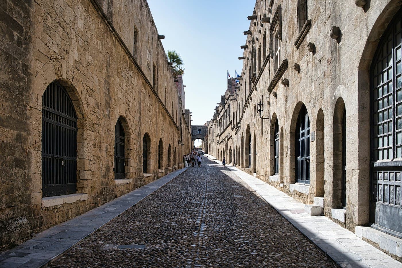 La rue des Chevaliers, pavée, dans la ville médiévale de Rhodes