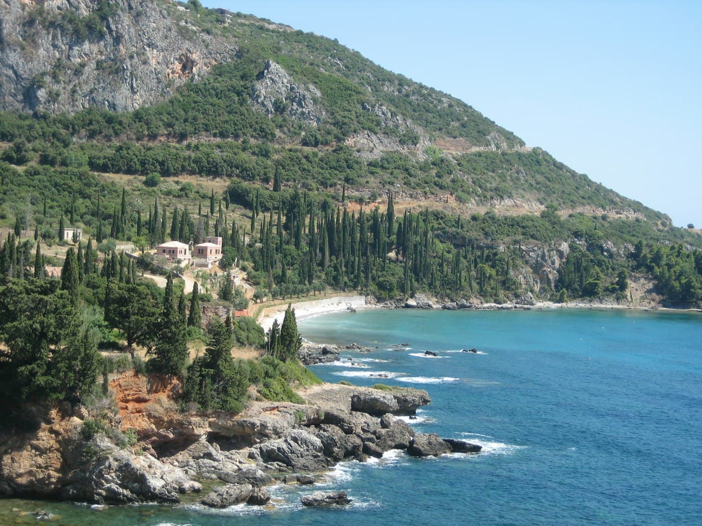 Des cyprès, des oliviers et une petite crique sur la côte du Magne, près de Stoupa