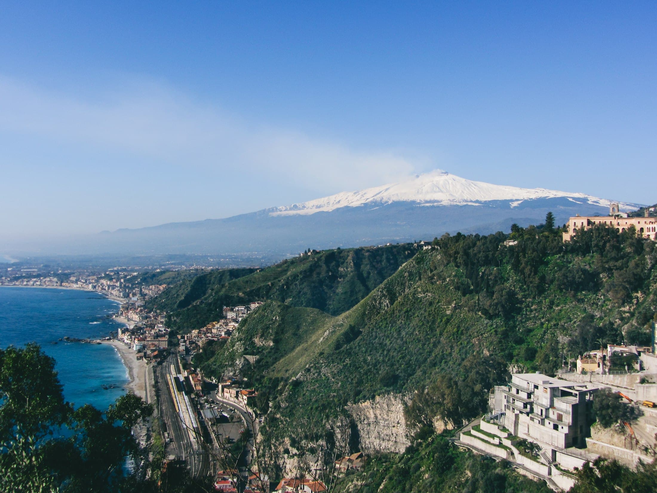 O Etna com neve, visto de Taormina, sobre a costa
