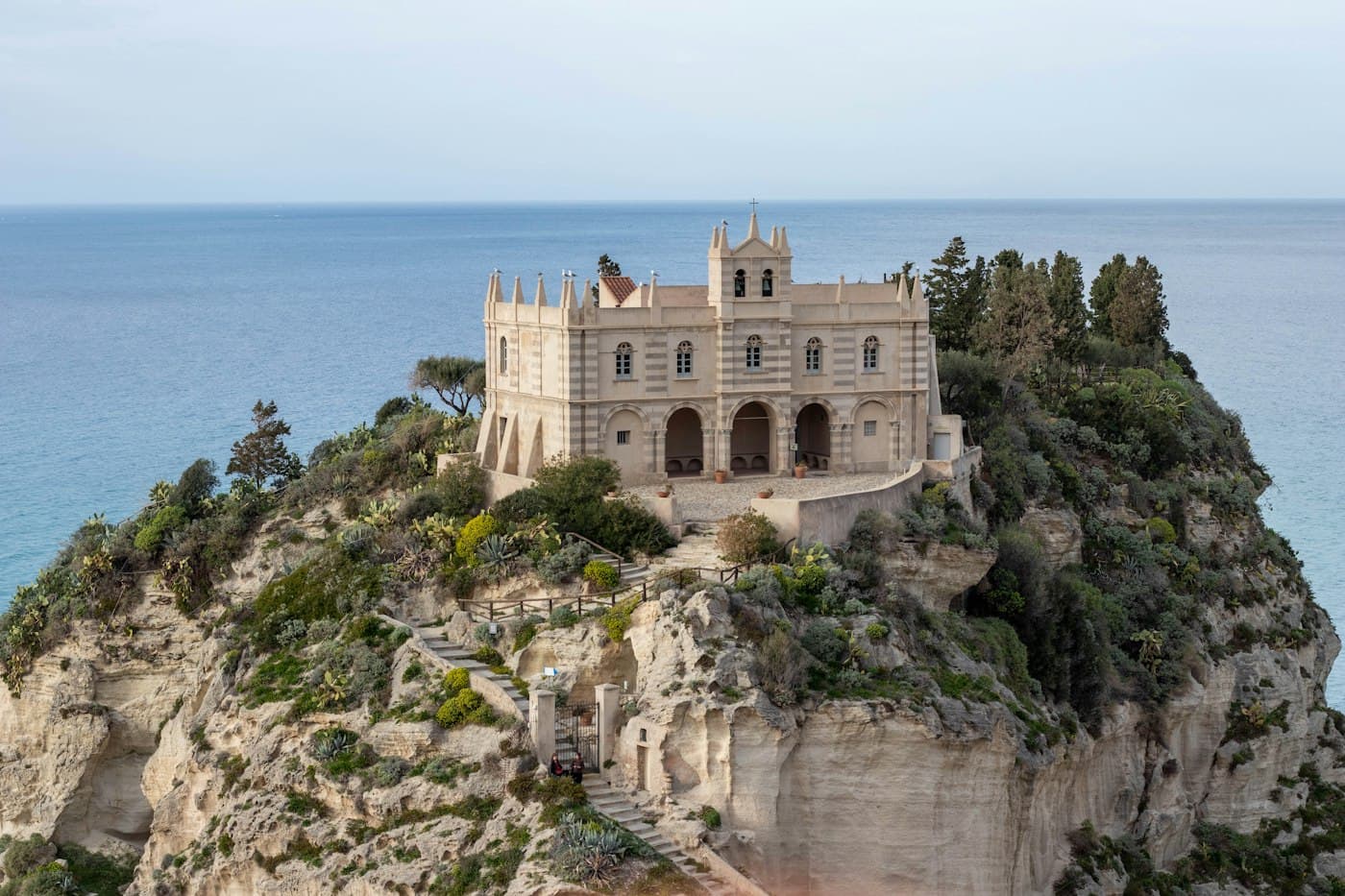 Die Kirche Santa Maria dell’Isola auf ihrem Felsen über dem Meer in Tropea
