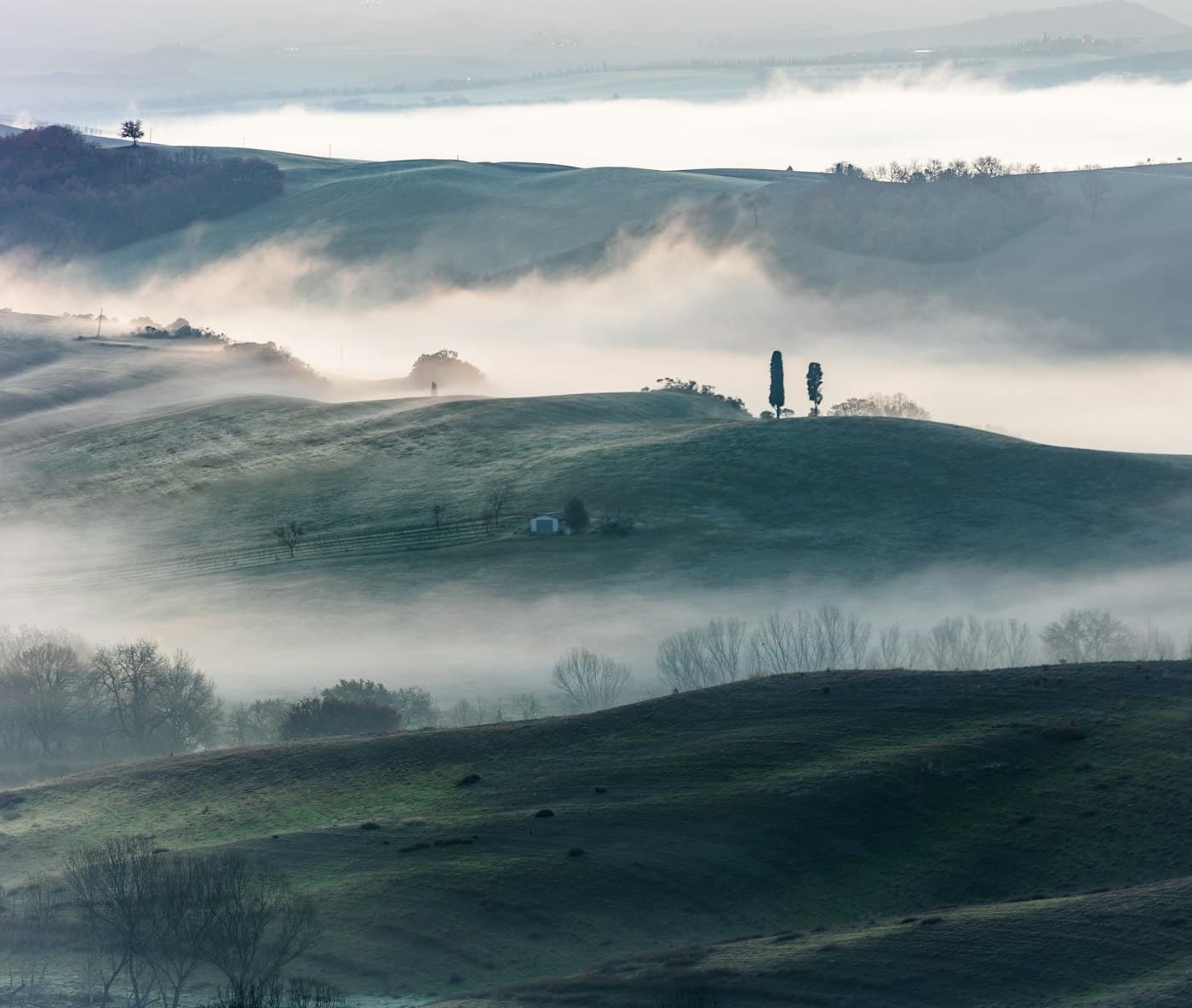Nevoeiro da manhã entre as colinas do Val d’Orcia