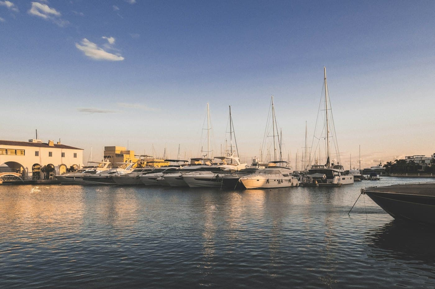 Jachten in der Marina von Limassol im warmen Abendlicht, mit Arkadenhäusern am Kai