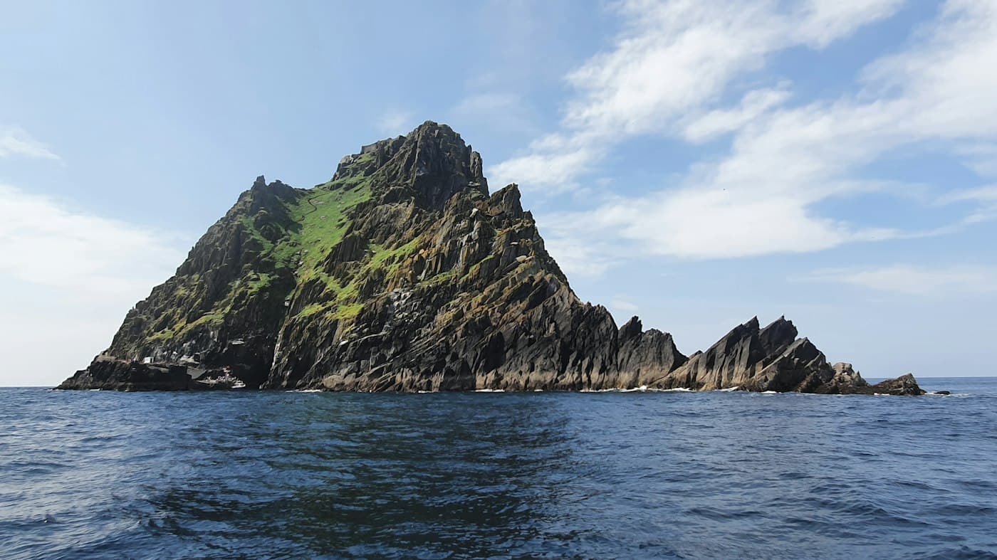 Skellig Michael ragt steil und zerklüftet aus dem Atlantik, vom Boot aus an einem hellen Tag gesehen